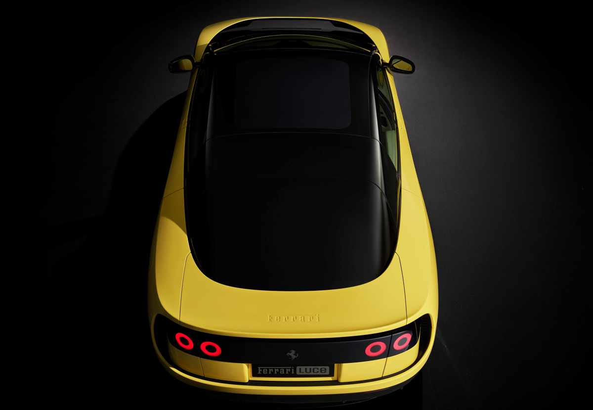 Vista superior del Ferrari Luce en color amarillo brillante, destacando el amplio techo panorámico negro y la caída del baúl.