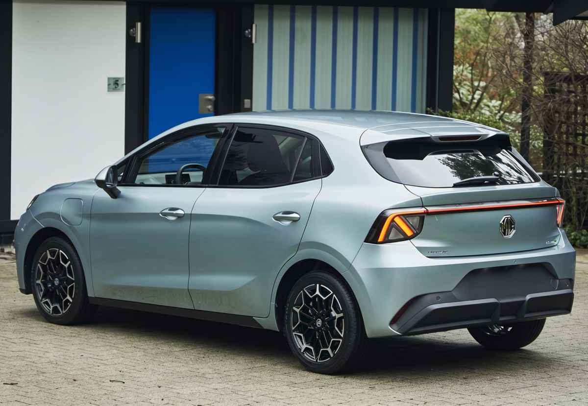 Diseño trasero del MG 4 Urban mostrando las luces conectadas y el característico emblema de la marca británica.