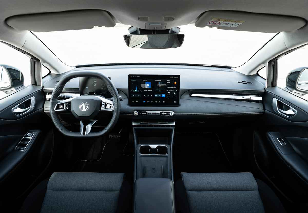 Tablero interior del MG 4 Urban con volante multifunción, diseño minimalista y doble pantalla digital iluminada.
