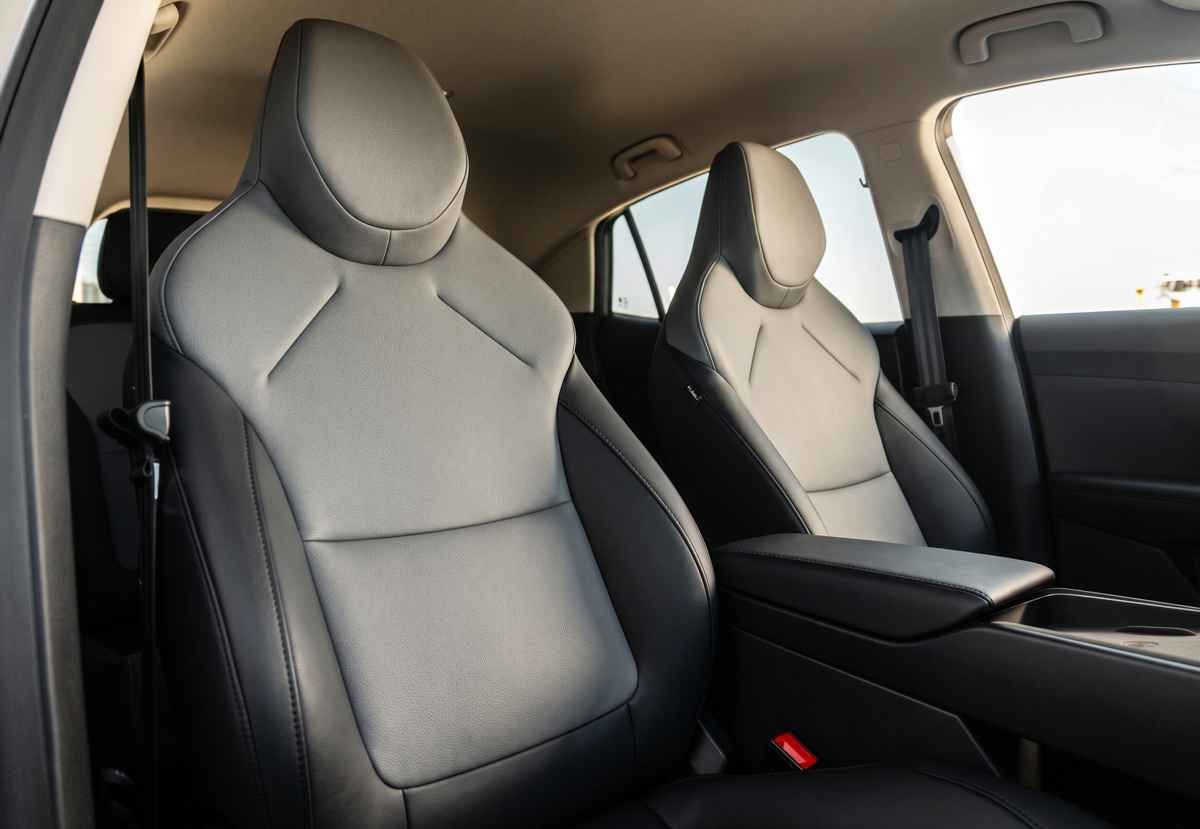Asientos delanteros del MG 4 Urban con diseño ergonómico y tapicería en cuero sintético negro con detalles grises.