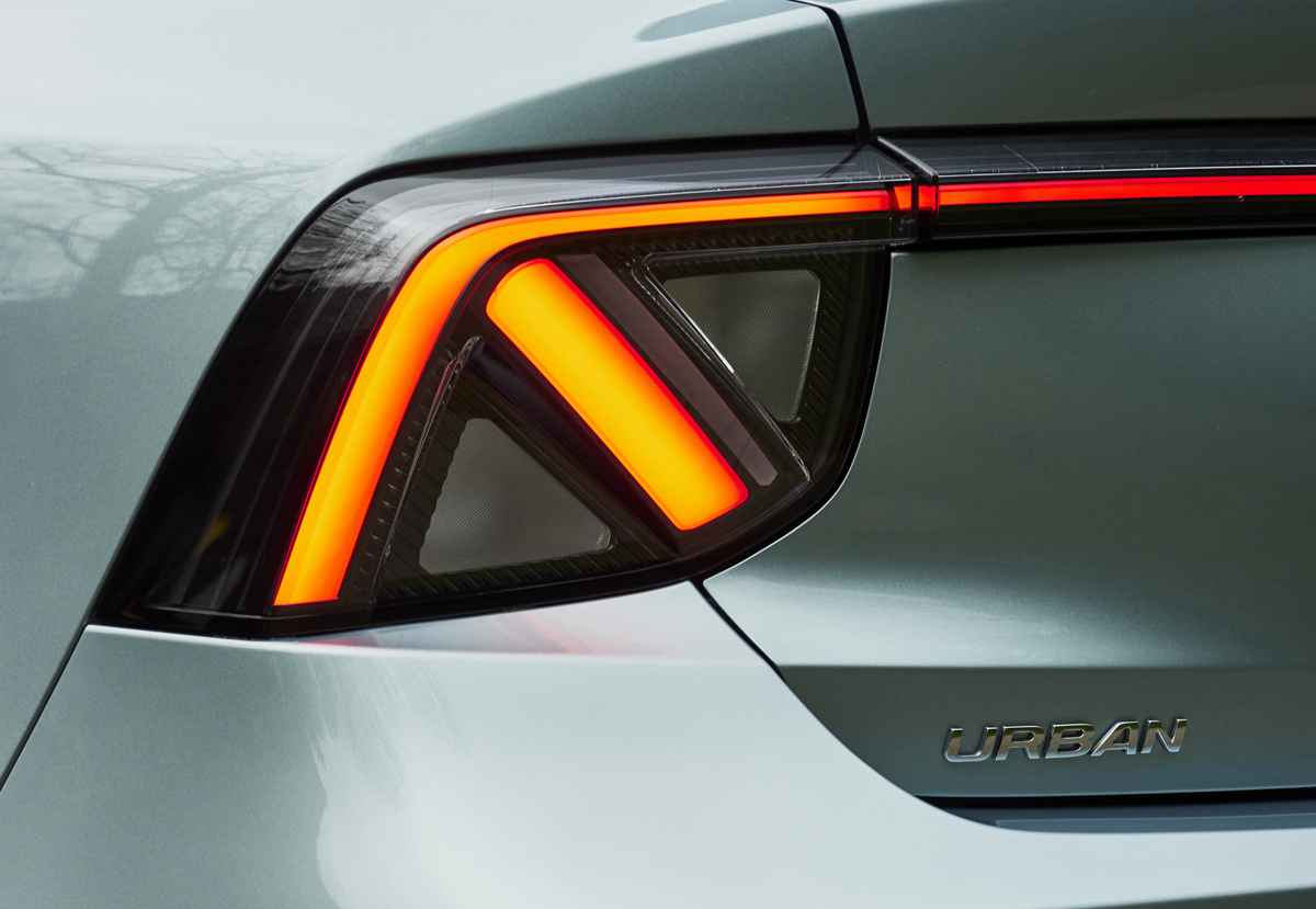Acercamiento a las luces traseras LED del MG 4 Urban con el distintivo patrón de banderas británicas.