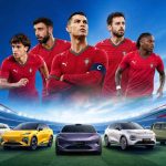 Jugadores de la selección de fútbol de Portugal, liderados por Cristiano Ronaldo, posando sobre una alineación de vehículos electrificados de las marcas Changan, Deepal, Avatr y Nevo en un estadio.