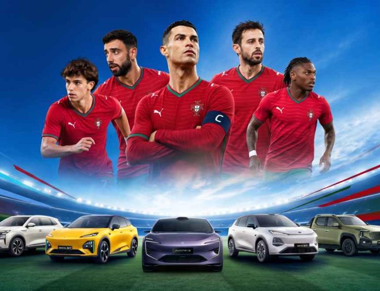 Jugadores de la selección de fútbol de Portugal, liderados por Cristiano Ronaldo, posando sobre una alineación de vehículos electrificados de las marcas Changan, Deepal, Avatr y Nevo en un estadio.