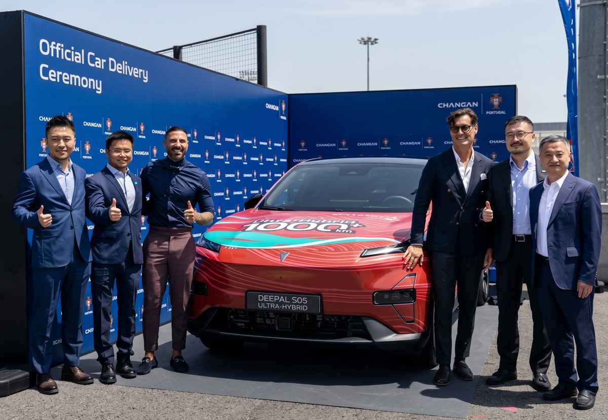 Ceremonia de entrega donde directivos de Changan posan sonrientes junto a un SUV Deepal S05 rojo, el cual luce en su capó un gran adhesivo destacando sus más de 1.000 km de autonomía.