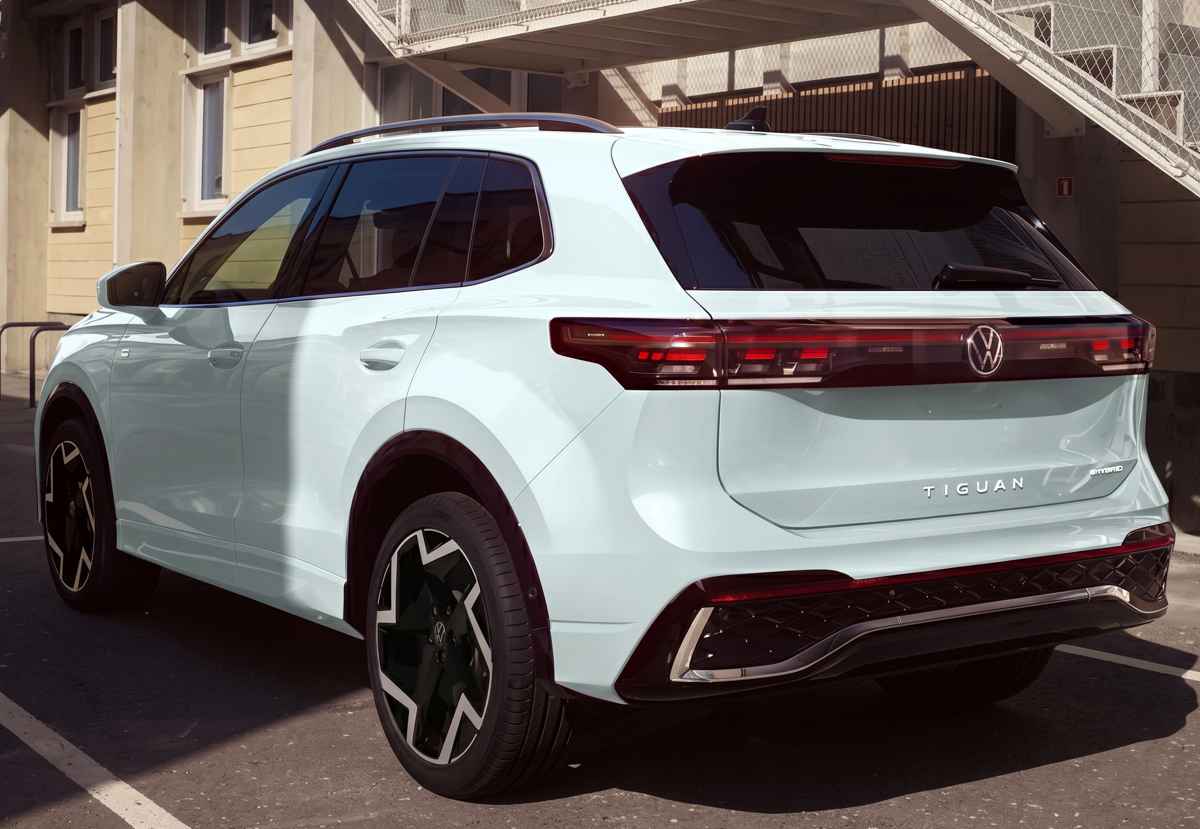 Diseño posterior de la Volkswagen Tiguan e-TSI híbrida color blanco puro, resaltando sus luces traseras LED continuas y el nuevo diseño del bumper con detalles cromados.