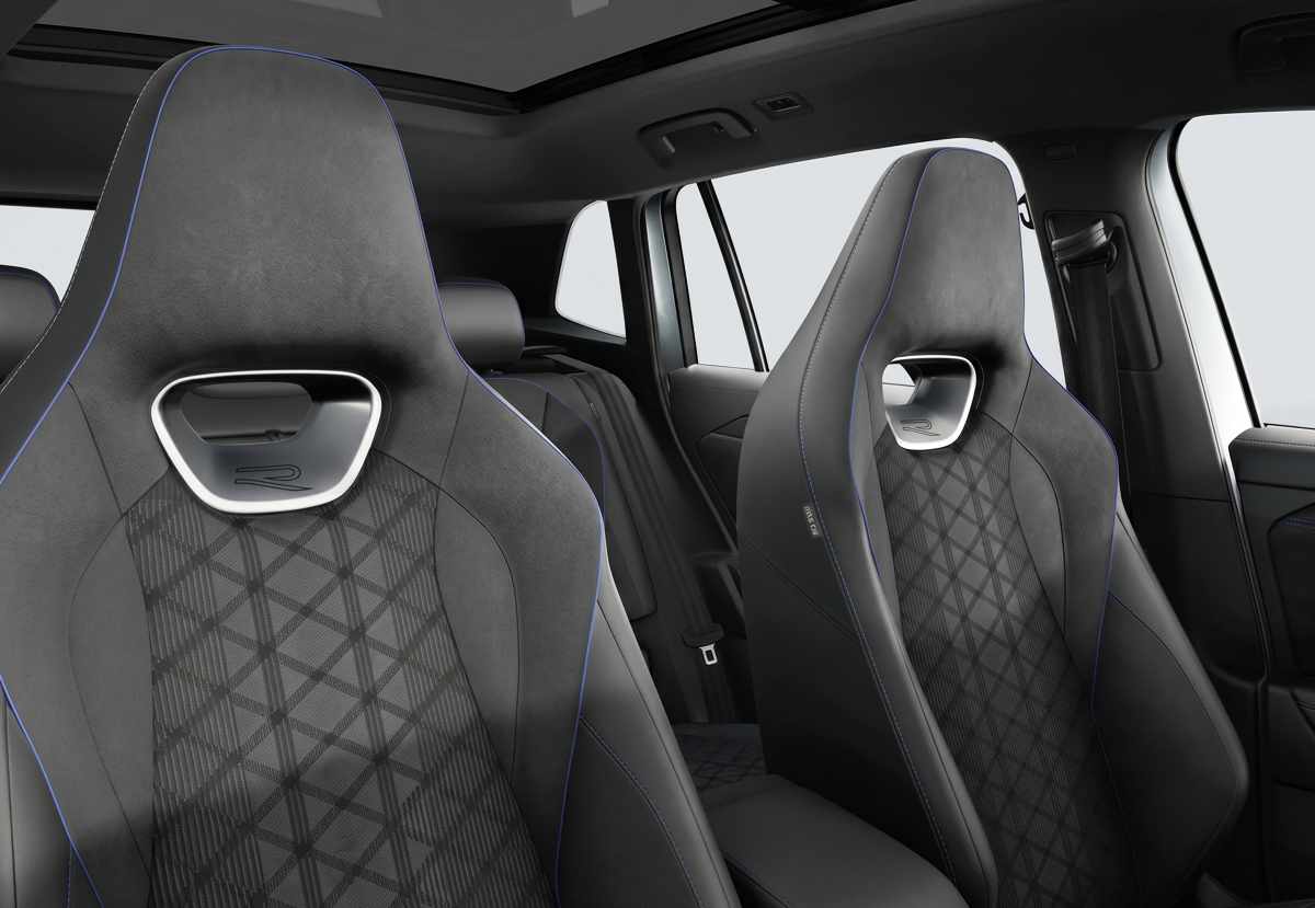 Asientos delanteros deportivos de la Volkswagen Tiguan e-TSI Híbrida R-Line, tapizados en cuero y gamuza con costuras en patrón de rombos y el logotipo R integrado en los apoyacabezas.