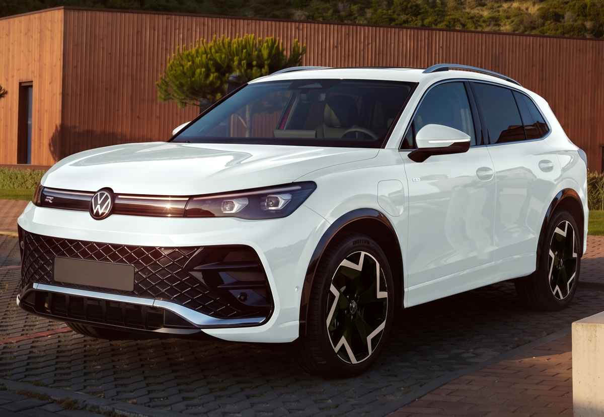 Perspectiva frontal de la Volkswagen Tiguan e-TSI híbrida R-Line blanca, evidenciando su ancha parrilla inferior oscura tipo panal y faros Matrix LED unidos por una franja iluminada.