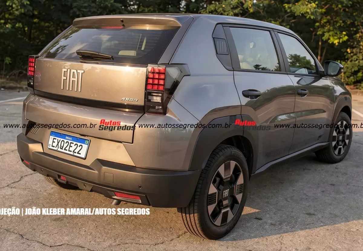 Vista posterior diagonal de la proyección del nuevo Fiat Argo color gris, revelando el diseño de sus luces traseras cuadradas y los protectores plásticos en los pasos de rueda.