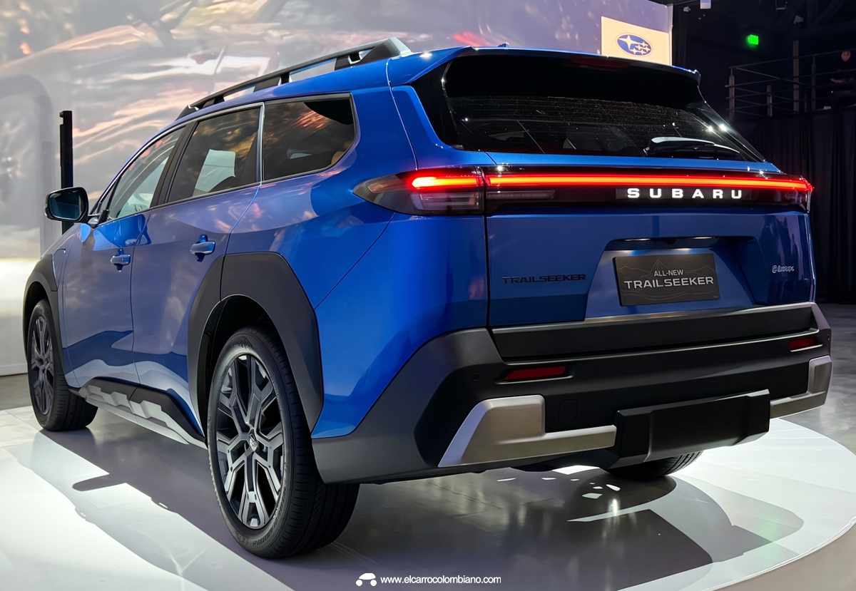 Diseño posterior de la SUV eléctrica Subaru Trailseeker, resaltando su firma lumínica LED que recorre todo el portón trasero y el voluminoso bumper bicolor.