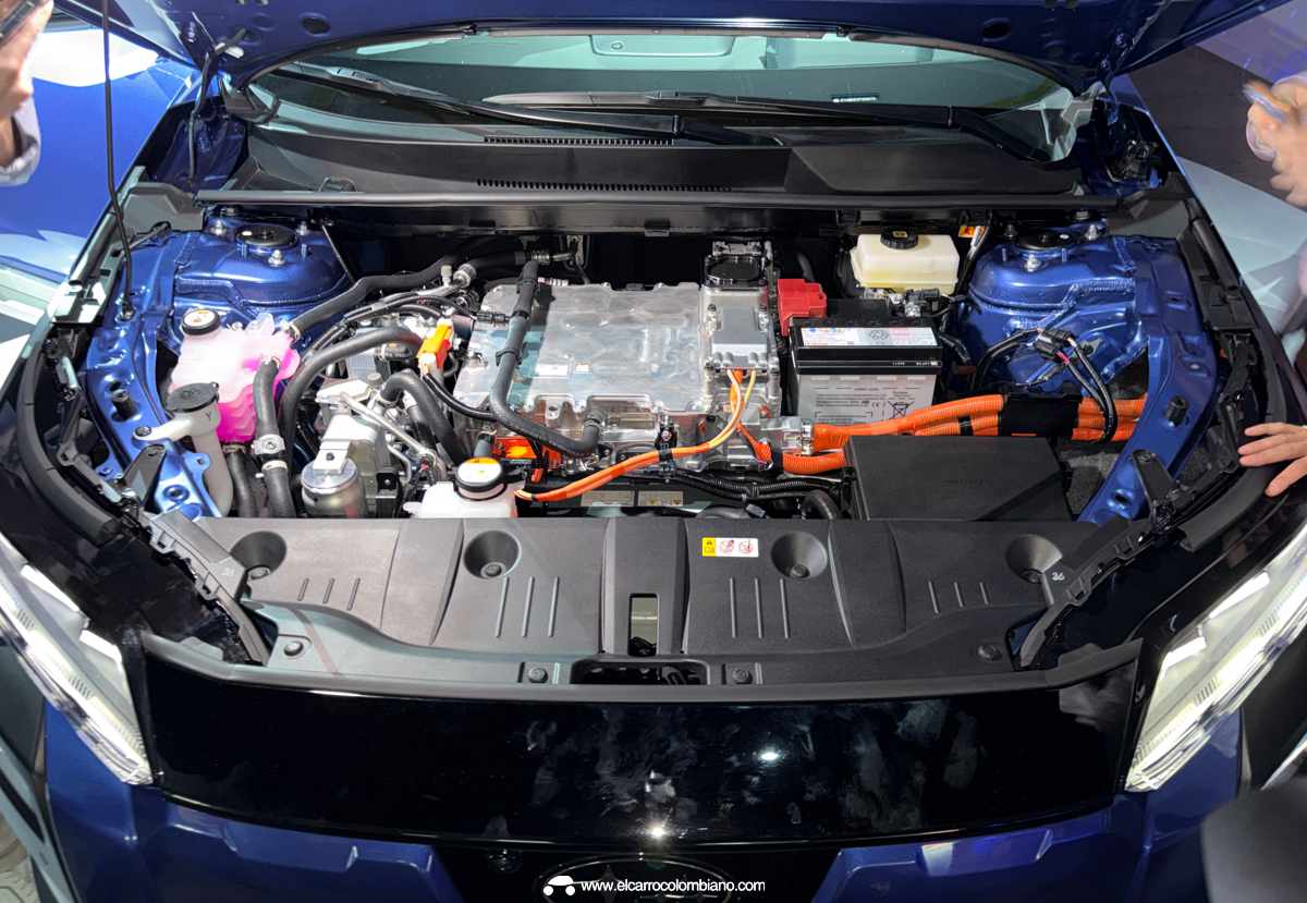 Compartimiento del motor bajo el capó de la Subaru Trailseeker, revelando el sistema eléctrico, cableado naranja de alto voltaje y componentes mecánicos principales.