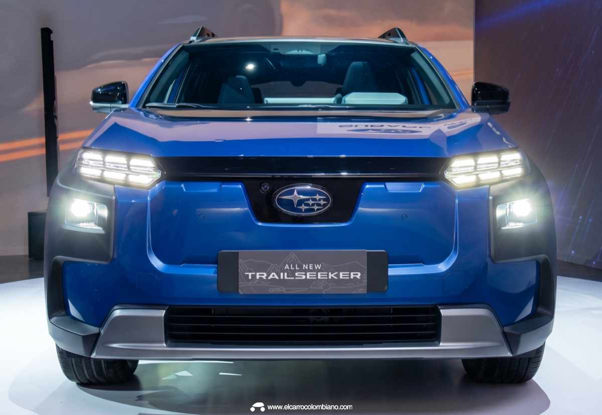 Acercamiento al frontal cerrado de la Subaru Trailseeker, enfatizando el logo de la marca, las luces diurnas segmentadas y los faros de proyección inferiores encendidos.