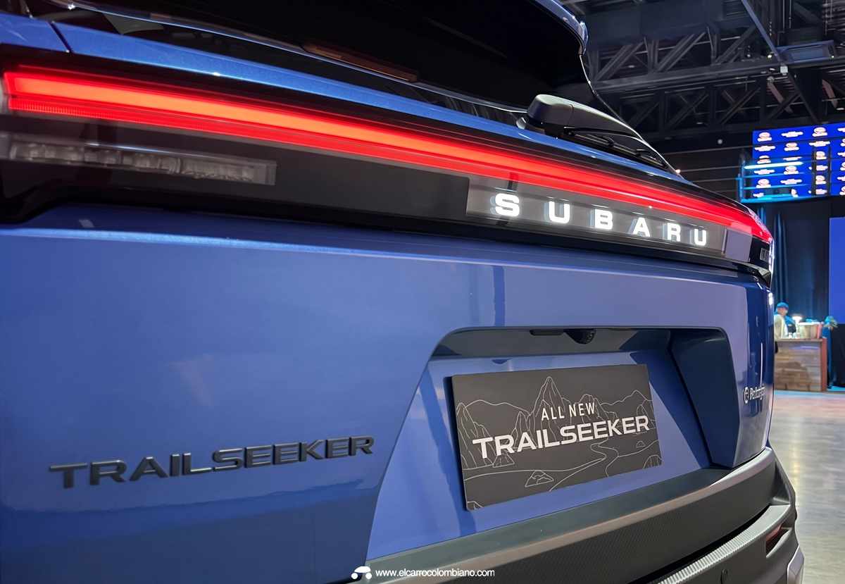 Detalle del portón trasero de la Subaru Trailseeker, mostrando el emblema de Subaru retroiluminado, la moldura negra brillante y la denominación del modelo.