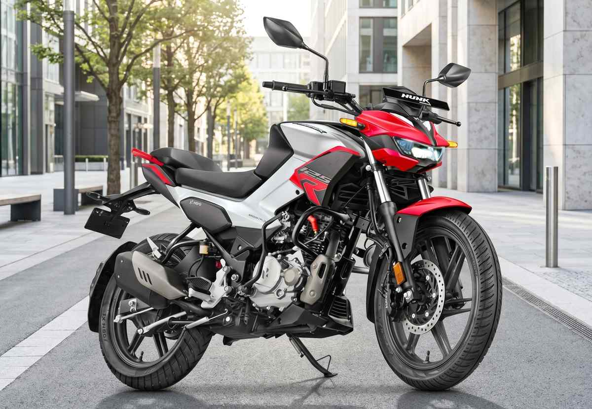 Motocicleta urbana Hero Hunk 125 R de color rojo y plateado en vista de tres cuartos, exhibiendo su diseño moderno y agresivo con rines de aleación negros y frenos de disco.