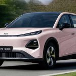 SUV eléctrico Changan Nevo Q05 de color rosado en pleno movimiento por una carretera, destacando su diseño frontal aerodinámico, parrilla cerrada y luces LED diurnas.