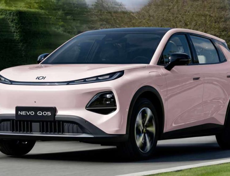 SUV eléctrico Changan Nevo Q05 de color rosado en pleno movimiento por una carretera, destacando su diseño frontal aerodinámico, parrilla cerrada y luces LED diurnas.