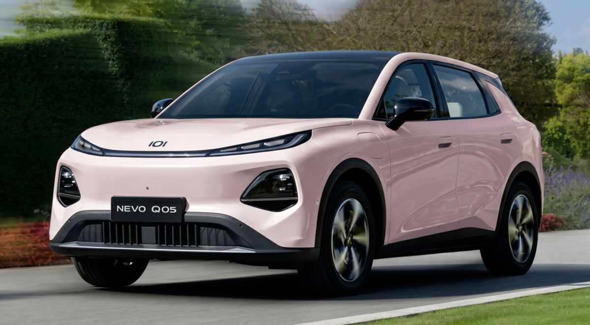SUV eléctrico Changan Nevo Q05 de color rosado en pleno movimiento por una carretera, destacando su diseño frontal aerodinámico, parrilla cerrada y luces LED diurnas.