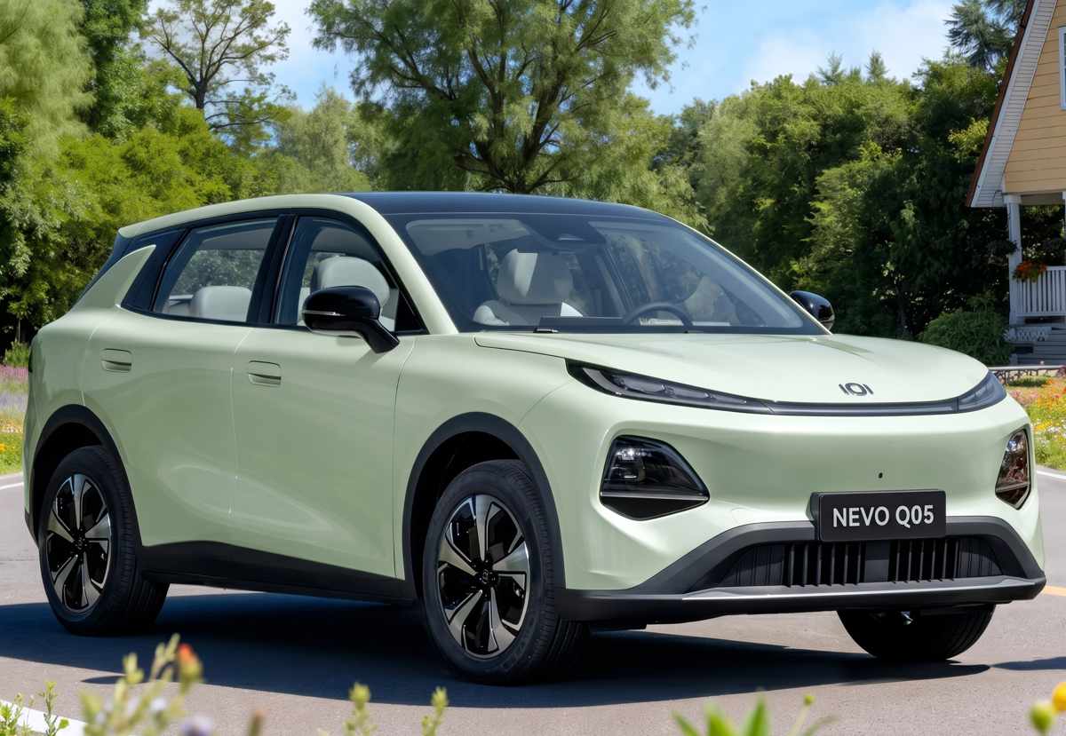 Vista frontal y lateral del Changan Nevo Q05 color verde claro estacionado en una vía rodeada de árboles, mostrando sus rines de aleación aerodinámicos de 18 pulgadas.