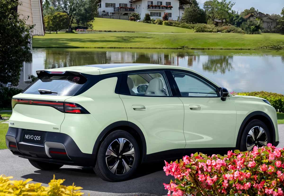 Zona posterior del SUV eléctrico Changan Nevo Q05 en tono verde claro, destacando su alerón de techo deportivo y luces traseras enterizas junto a un lago.