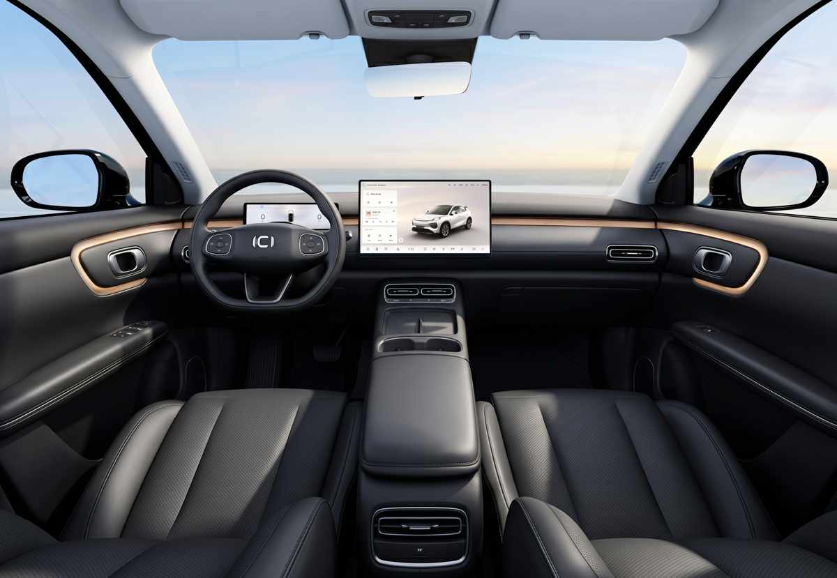 Diseño interior del Changan Nevo Q05 con tapicería negra y detalles cobrizos, volante multifunción, cuadro de instrumentos digital de 10 pulgadas y pantalla táctil central de 14 pulgadas.