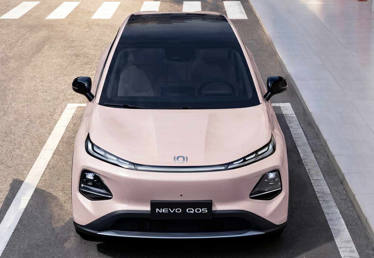 Vista cenital del frontal del Changan Nevo Q05 color rosado, exhibiendo su capó esculpido, el nuevo logo de la submarca y el amplio techo panorámico oscuro.