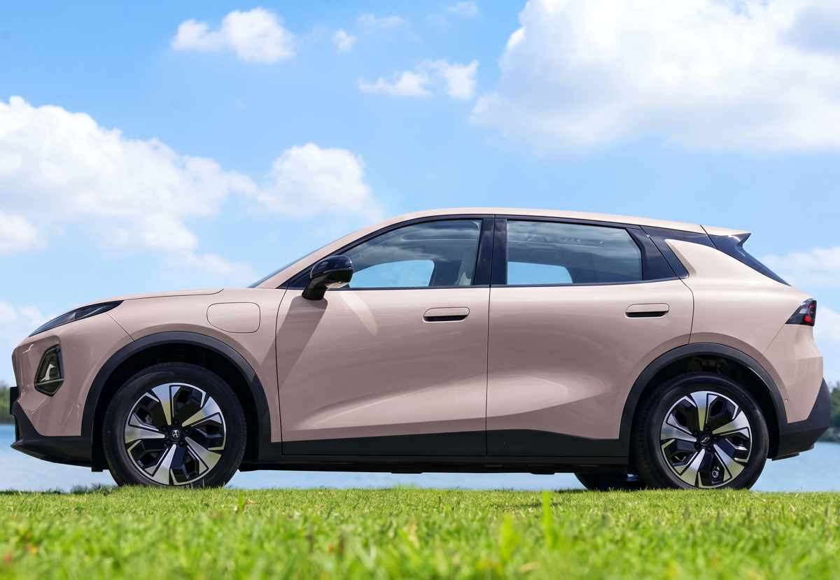 Perfil lateral del Changan Nevo Q05 estacionado sobre el césped, donde se aprecia su línea de techo flotante, trazos fluidos y diseño aerodinámico.