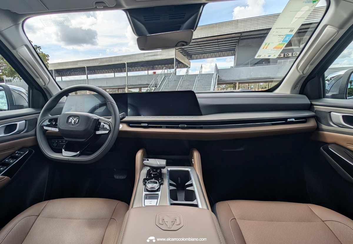 Diseño del tablero interior de la RAM Dakota, luciendo la consola central, pantalla táctil de 12,3 pulgadas y acabados suaves con tonos contrastantes.