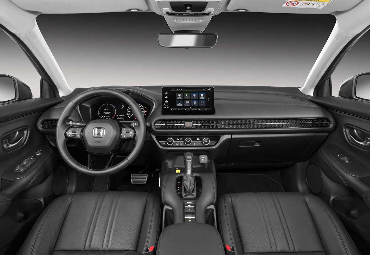 Diseño interior y tablero de la Honda ZR-V 2026 Touring en Colombia, mostrando la pantalla central de 9 pulgadas, tapicería en cuero y volante multifunción.