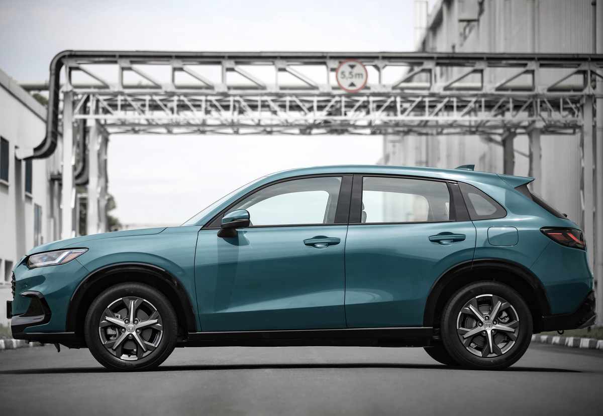 Perfil lateral estático de la SUV Honda ZR-V 2026, destacando su altura libre al suelo de 18 centímetros y rines de 18 pulgadas.