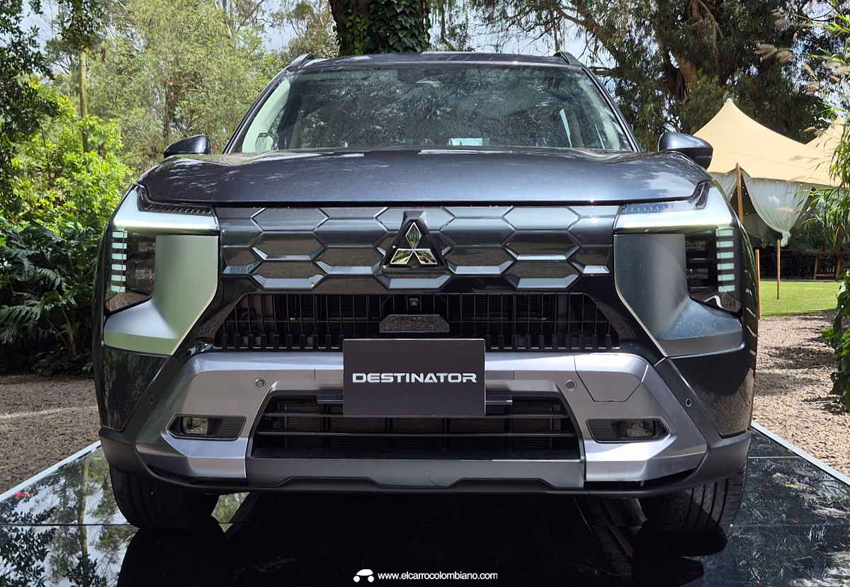 Detalle del diseño frontal de la Mitsubishi Destinator con el emblema de los tres diamantes en la parrilla rectangular y la placa del modelo.