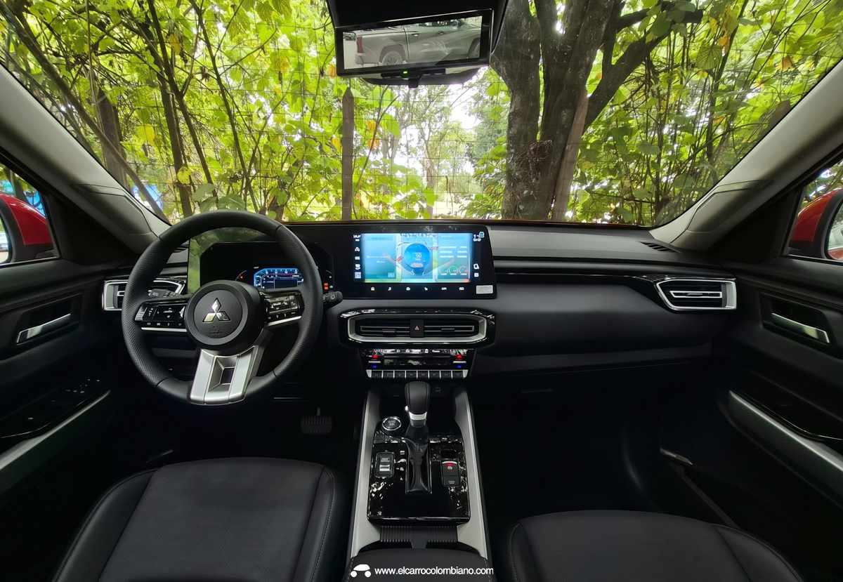 Tablero interior de la Mitsubishi Destinator en Colombia, resaltando el volante multifunción, el panel digital de 8 pulgadas y la pantalla táctil de 12,3 pulgadas.