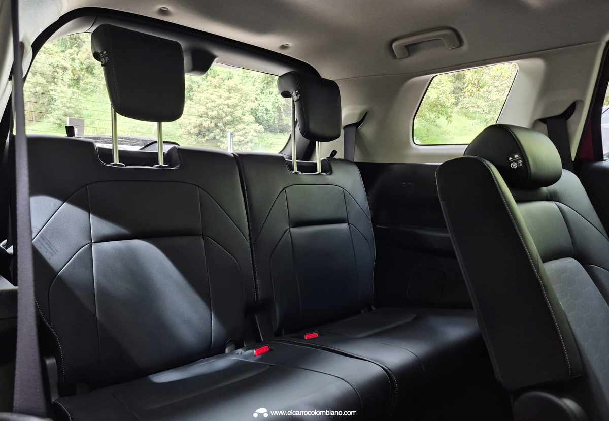 Detalle de la tercera fila de asientos con apoyacabezas ajustables en el interior de la Mitsubishi Destinator.