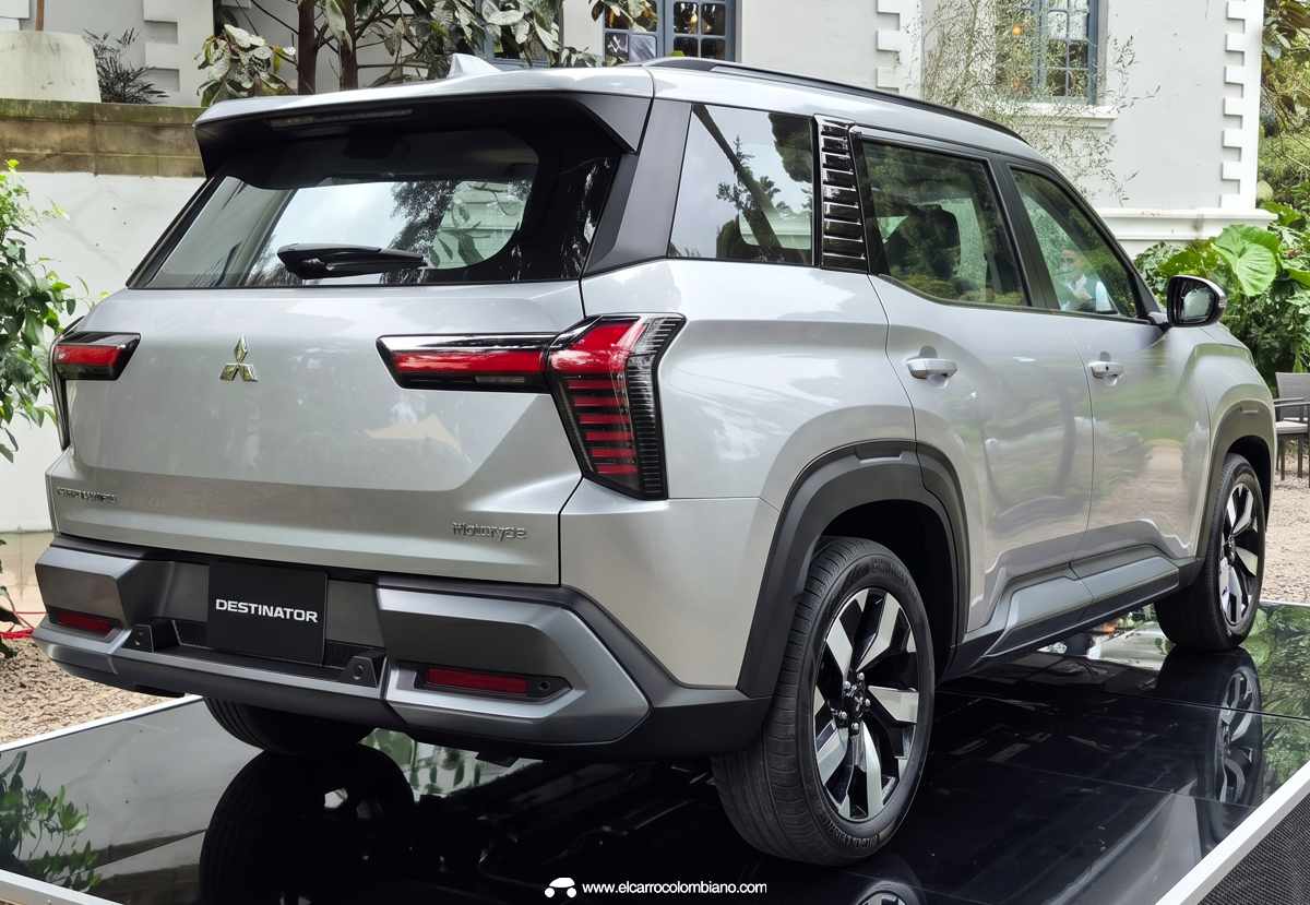 Vista tres cuartos trasera de la nueva SUV Mitsubishi Destinator en color Plata Metalizado, destacando sus distintivas luces traseras LED en forma de