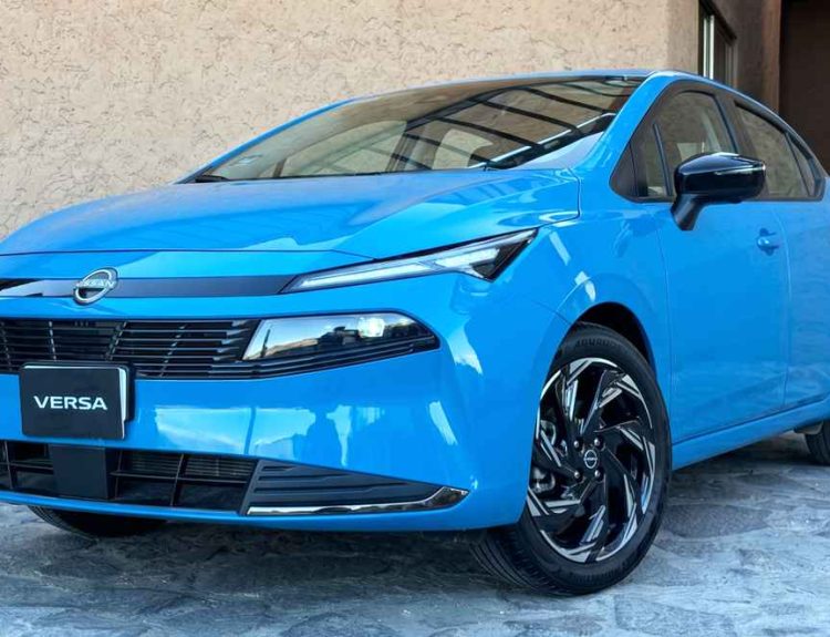 Vista tres cuartos delantera del nuevo Nissan Versa 2027 color Azul Acero en Colombia, destacando su renovado diseño frontal y rines bitono.