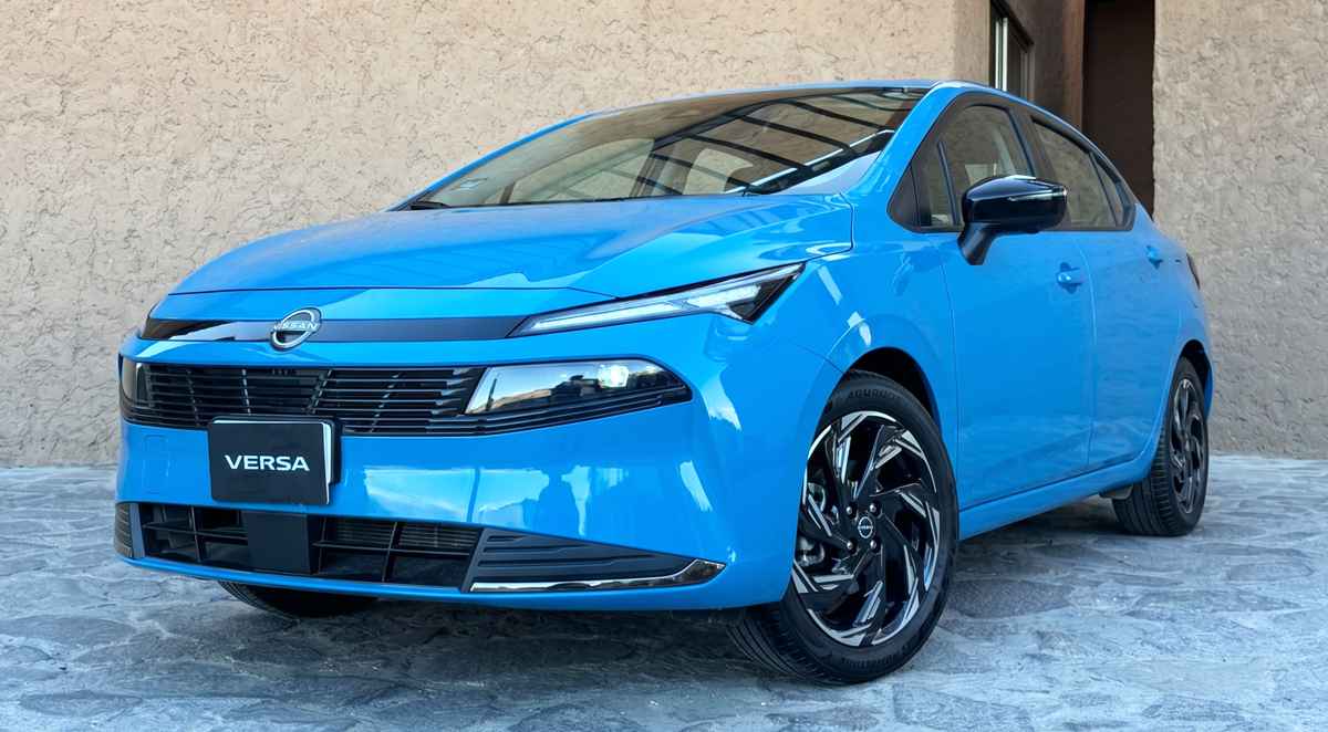 Vista tres cuartos delantera del nuevo Nissan Versa 2027 color Azul Acero en Colombia, destacando su renovado diseño frontal y rines bitono.