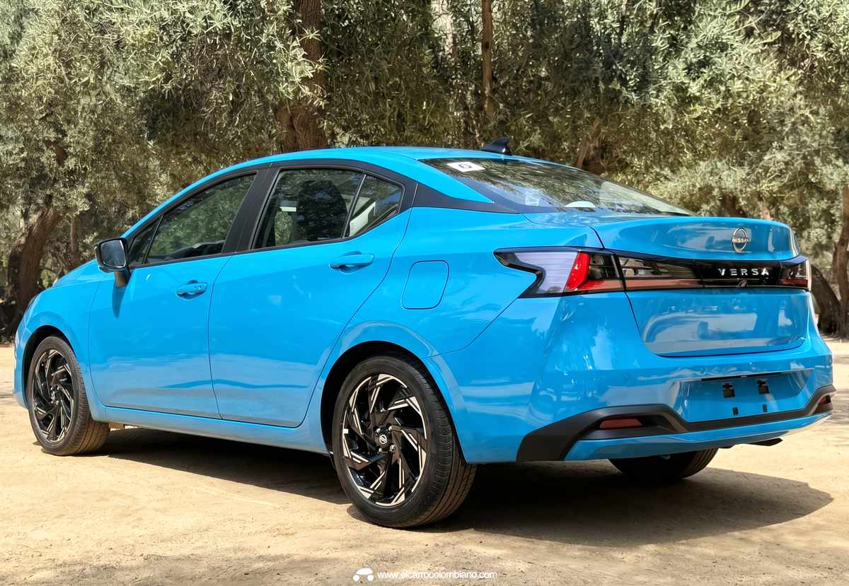 Vista tres cuartos trasera del Nissan Versa 2027, resaltando la nueva firma lumínica de las ópticas LED unidas por la moldura negra con el nombre del modelo.