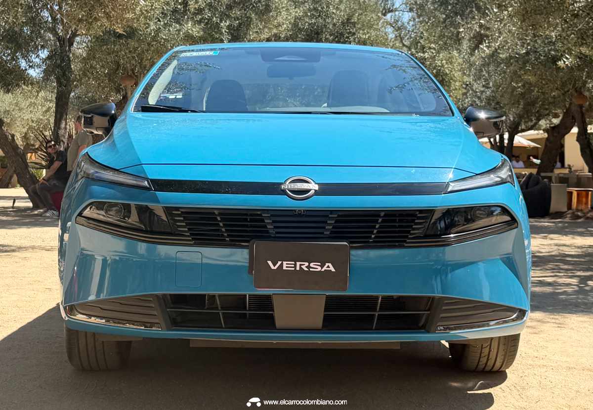 Plano frontal completo del Nissan Versa 2027, exhibiendo en detalle la delgada parrilla y la disposición de las luces diurnas LED superiores.