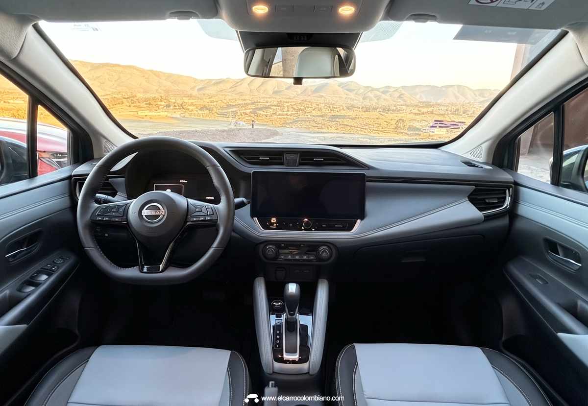 Diseño del habitáculo y panel frontal del Nissan Versa 2027 Exclusive, con volante multifunción, tablero digital y la nueva pantalla táctil de 12,3 pulgadas.