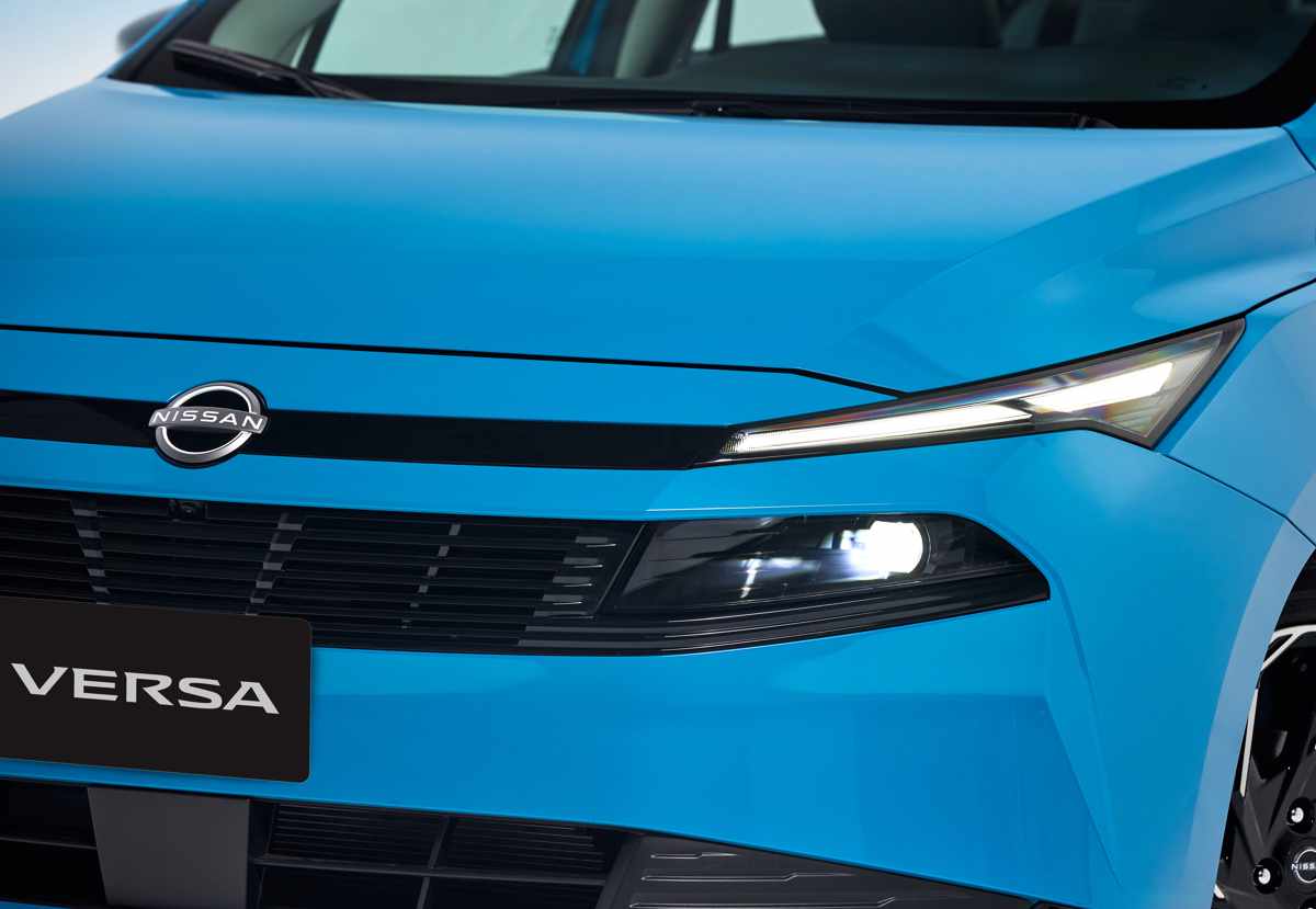 Primer plano del conjunto óptico delantero y la parrilla del Nissan Versa 2027 con el nuevo emblema de la marca japonesa.