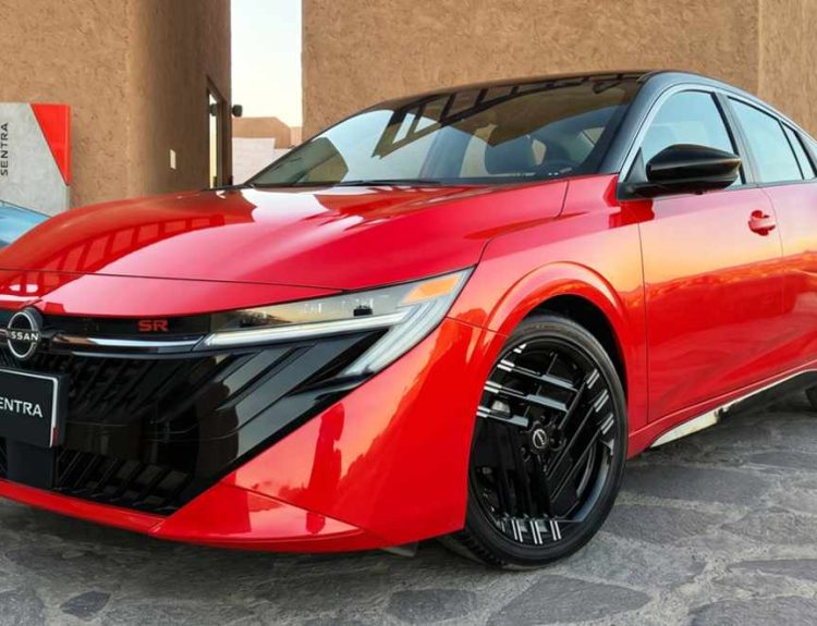Vista tres cuartos delantera del nuevo sedán Nissan Sentra 2027 versión SR Platinum en color naranja con techo negro, exhibiendo su imponente parrilla frontal oscura y faros LED.