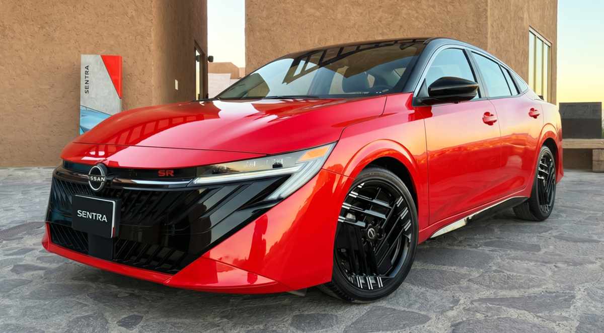 Vista tres cuartos delantera del nuevo sedán Nissan Sentra 2027 versión SR Platinum en color naranja con techo negro, exhibiendo su imponente parrilla frontal oscura y faros LED.