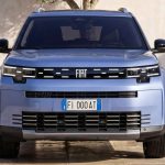 Vista completamente frontal del nuevo Fiat Grizzly, mostrando su parrilla con firma lumínica de micro-píxeles LED y el emblema central de la marca.