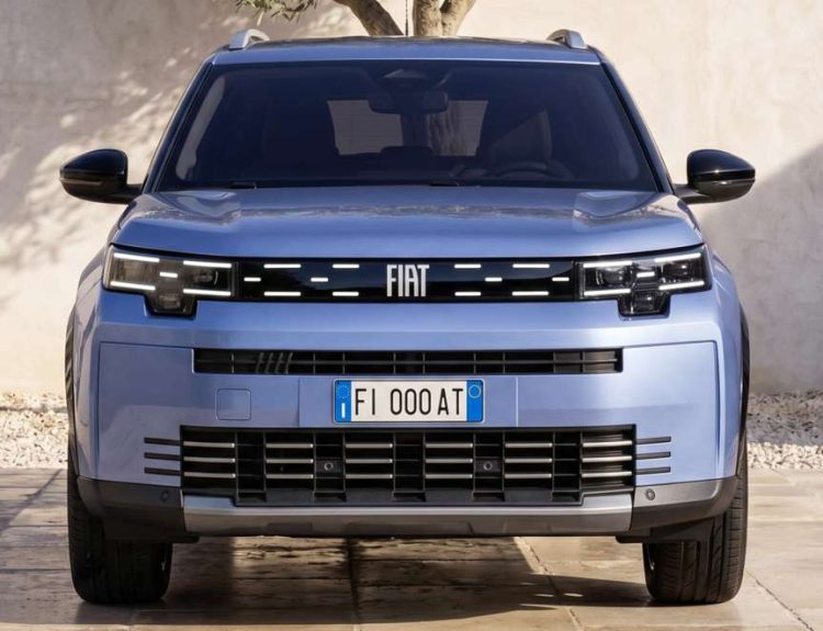 Vista completamente frontal del nuevo Fiat Grizzly, mostrando su parrilla con firma lumínica de micro-píxeles LED y el emblema central de la marca.