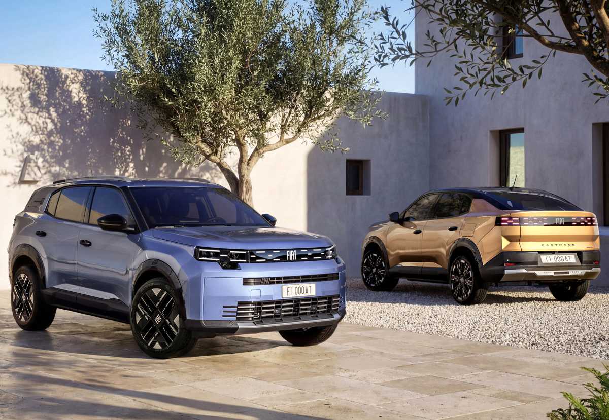 Los nuevos SUV Fiat Grizzly y Grizzly Fastback estacionados juntos frente a una edificación moderna, mostrando la diferencia estética entre la silueta familiar y la variante coupé.