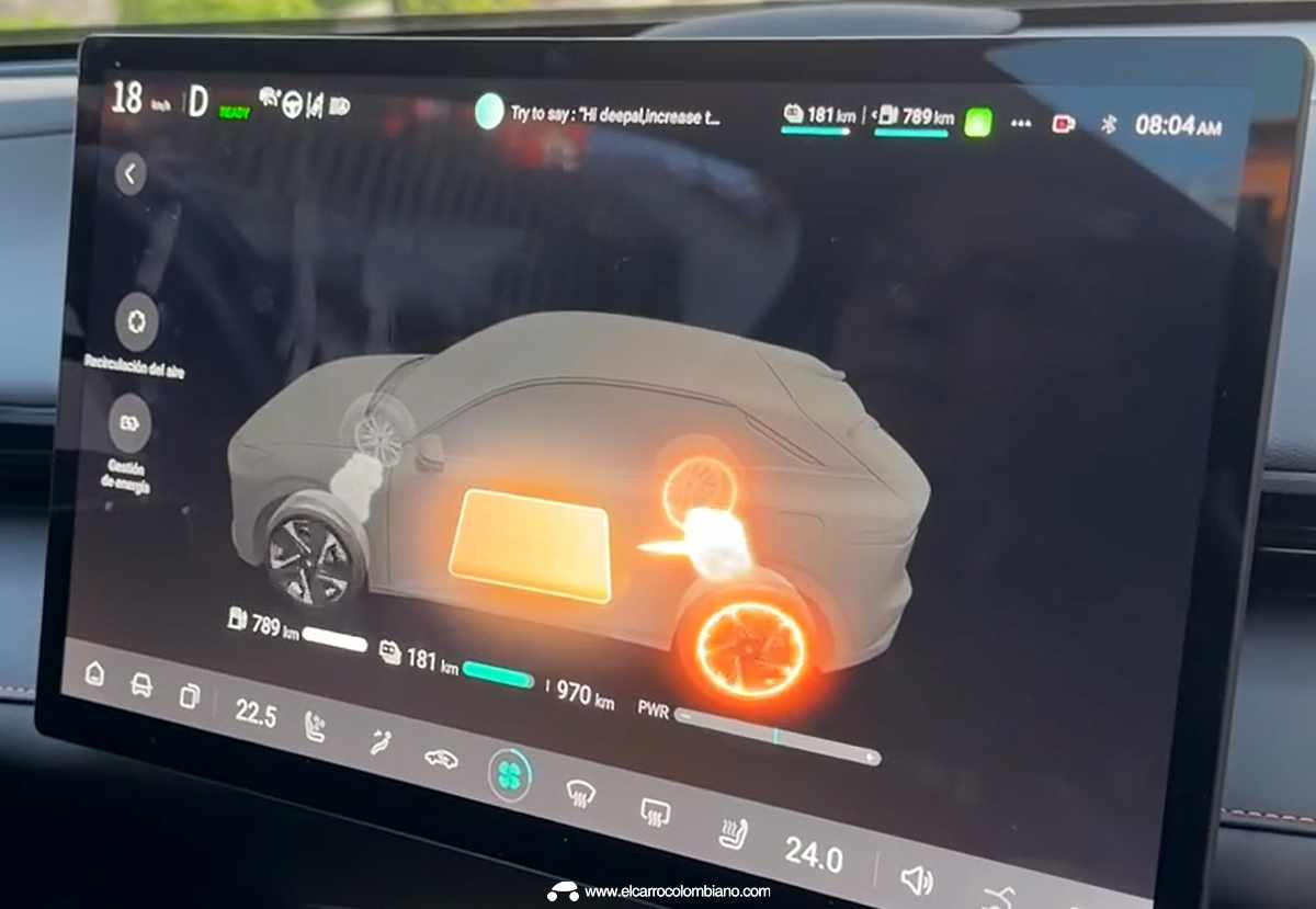 Primer plano de la pantalla central multimedia de la Deepal S07 mostrando la aplicación de flujo de energía en tiempo real y la autonomía combinada del sistema híbrido.