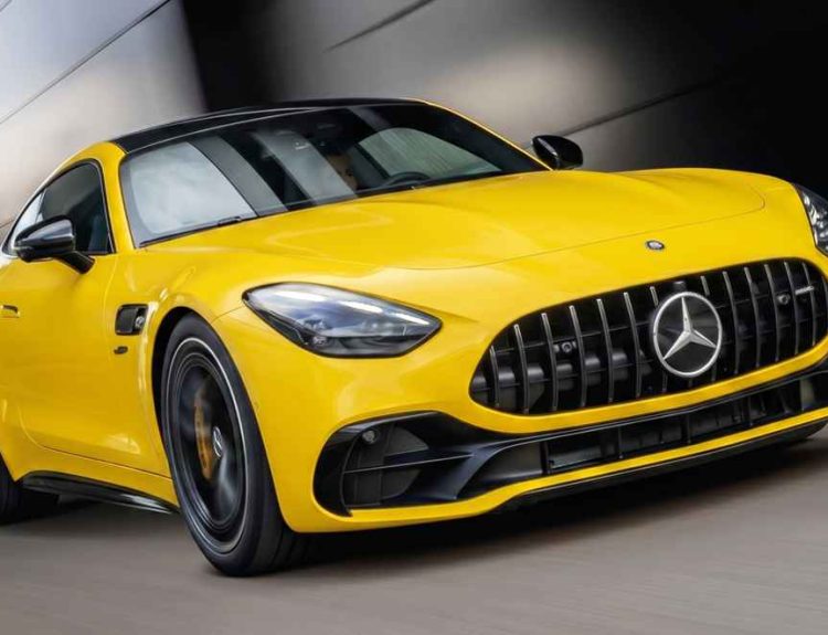 Un Mercedes-AMG GT 43 color amarillo avanzando a toda velocidad, destacando su parrilla frontal y diseño aerodinámico deportivo sobre un fondo oscuro en movimiento.