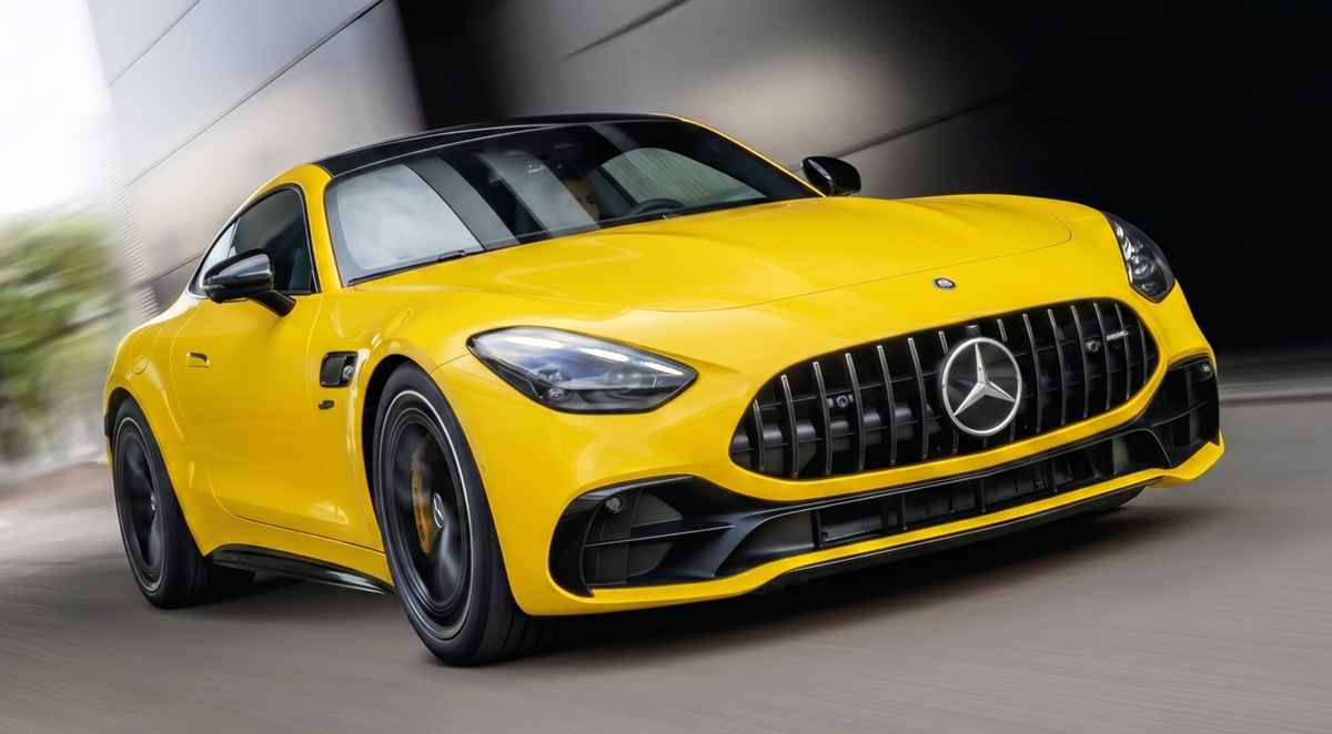 Un Mercedes-AMG GT 43 color amarillo avanzando a toda velocidad, destacando su parrilla frontal y diseño aerodinámico deportivo sobre un fondo oscuro en movimiento.