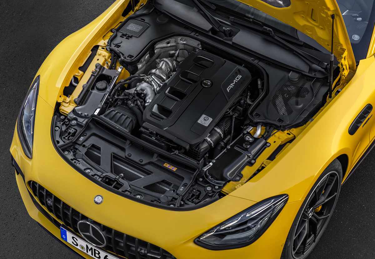 Vista superior del compartimento del motor revelando el propulsor turbocargado de 2.0 litros ensamblado a mano con la emblemática firma AMG.