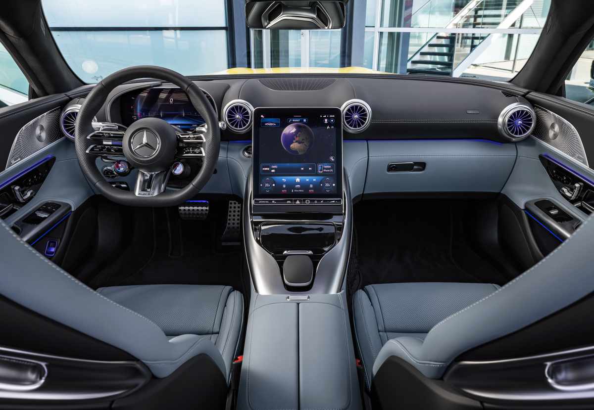 Diseño interior de lujo del Mercedes-AMG GT 43, mostrando el volante deportivo multifunción, el panel de instrumentos digital y la enorme pantalla táctil central.