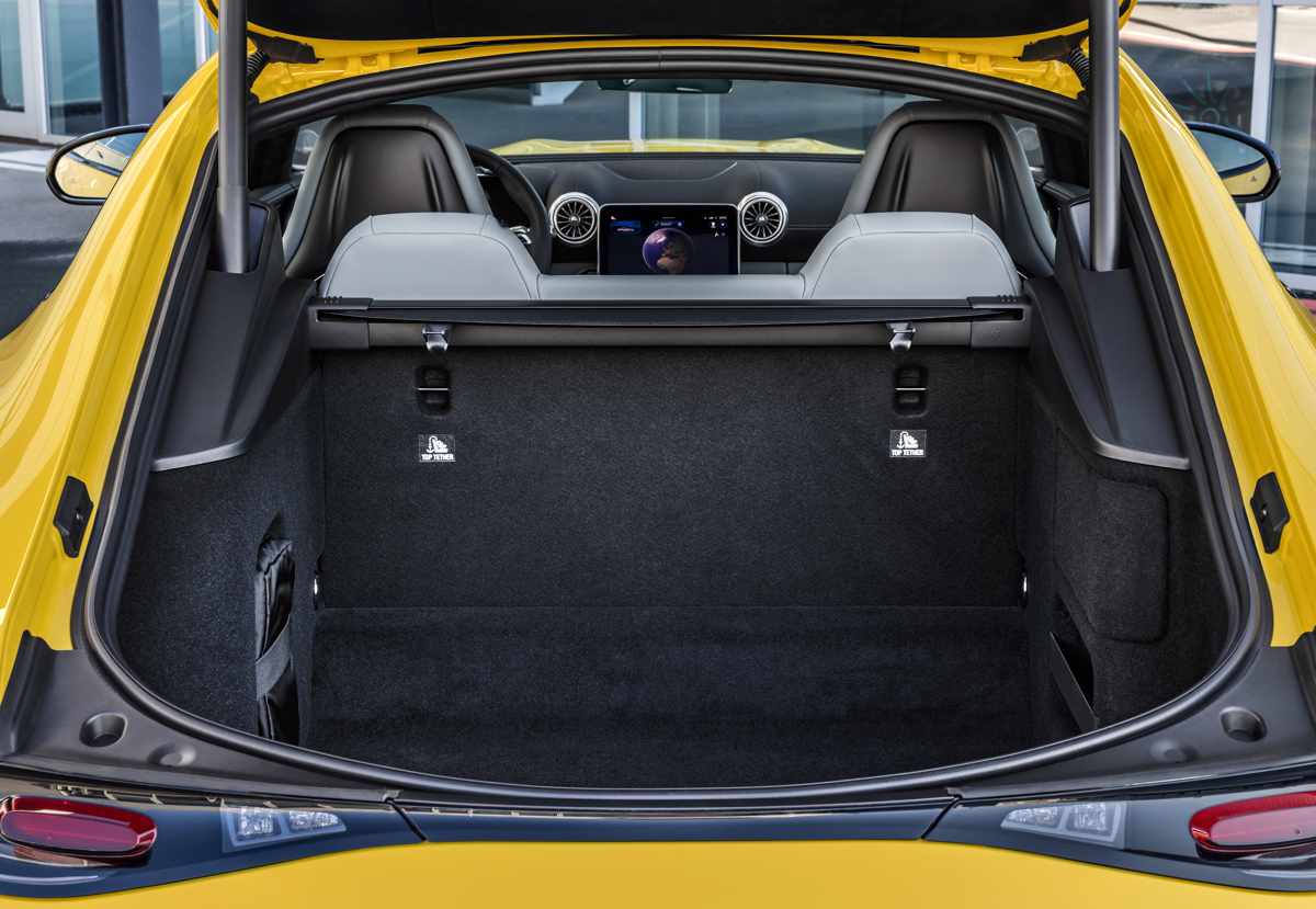 Maletero abierto del Mercedes-AMG GT 43, evidenciando su capacidad de carga de 321 litros y los respaldos de las pequeñas plazas traseras abatibles.