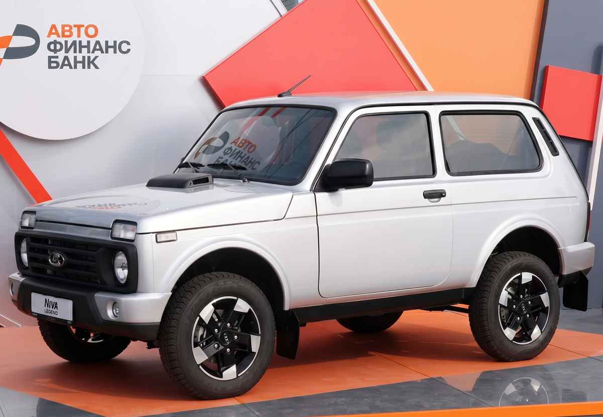 Perspectiva lateral y frontal del Lada Niva Legend 2026 color plata, mostrando sus clásicas líneas cuadradas de tres puertas junto a los nuevos rines de aleación bitono de 16 pulgadas.